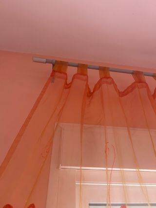 Cortinas blancas con flores rojas