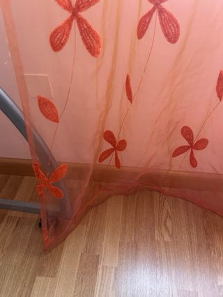 Cortinas blancas con flores rojas