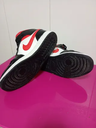 Tenis Jordan Retro Alto Negro Rojo