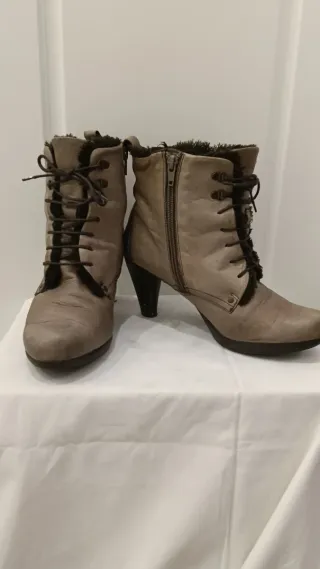 Botines Hispanitas grises con cordones