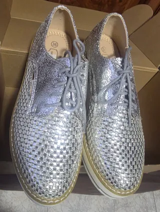 Zapatillas plateadas tejidas