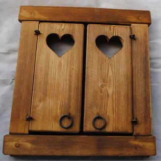 Finestrella artigianale con scuri a cuore. Arrredo