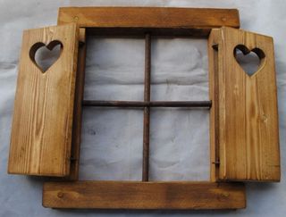 Finestrella artigianale con scuri a cuore. Arrredo