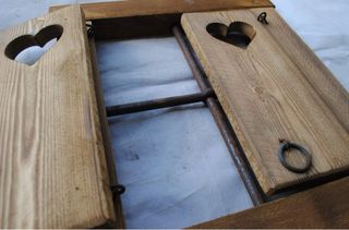 Finestrella artigianale con scuri a cuore. Arrredo