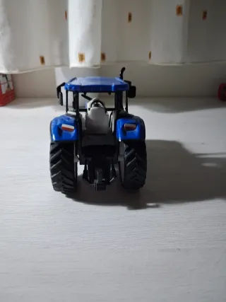 Tractor de juguete azul manual