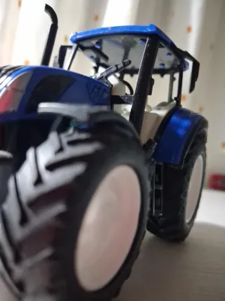 Tractor de juguete azul manual