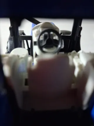 Tractor de juguete azul manual