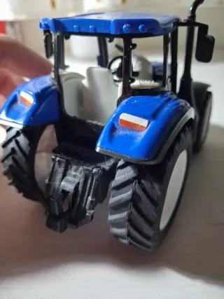 Tractor de juguete azul manual