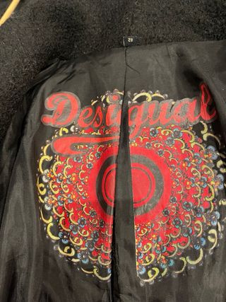 Abrigo Desigual Negro Flores Cuello