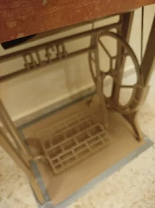 Máquina de coser antigua decorada