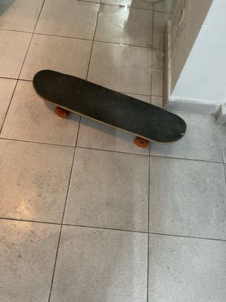 Skate Negro con Ruedas Naranjas