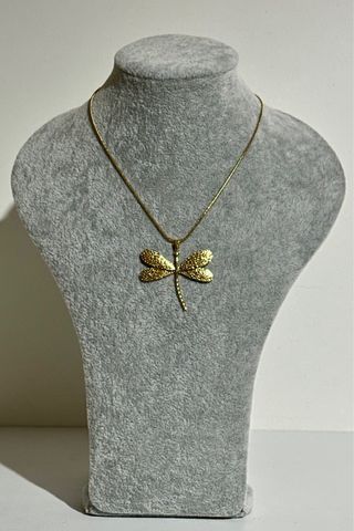 Colar com pingente de libélula dourado