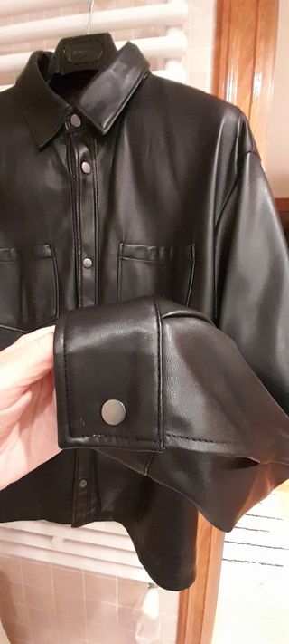 Chaqueta sobrecamisa efecto piel