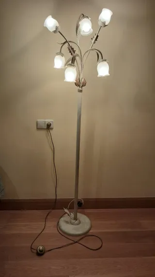 Lámpara de pie floral metal y cristal de 6 tulipas