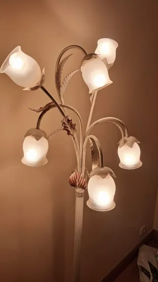 Lámpara de pie floral metal y cristal de 6 tulipas