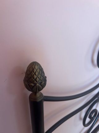 Cabecero de cama de metal negro y dorado