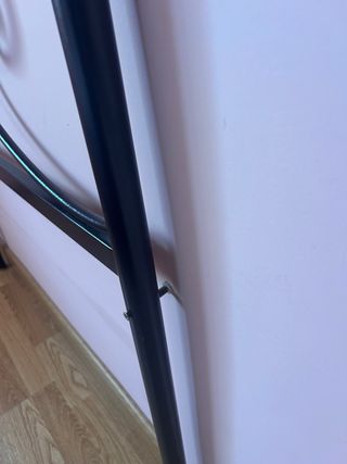 Cabecero de cama de metal negro y dorado