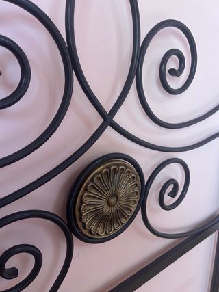 Cabecero de cama de metal negro y dorado