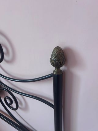 Cabecero de cama de metal negro y dorado