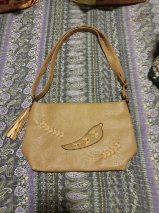 Bolso de hombro beige con flecos