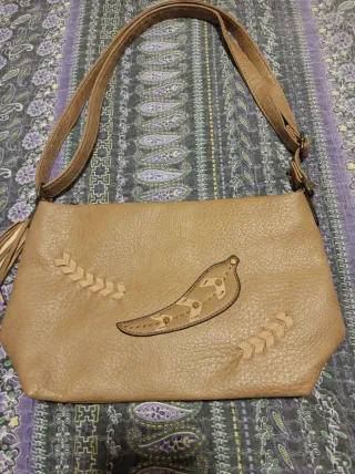 Bolso de hombro beige con flecos