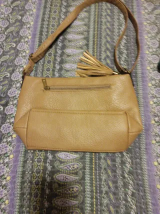Bolso de hombro beige con flecos