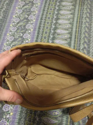 Bolso de hombro beige con flecos