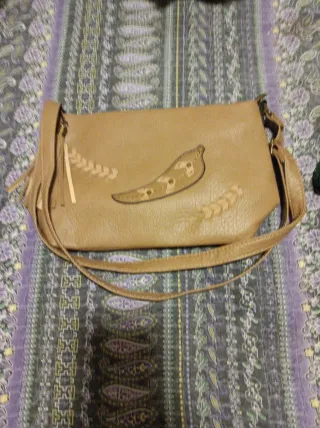 Bolso de hombro beige con flecos