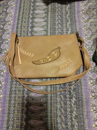 Bolso de hombro beige con flecos