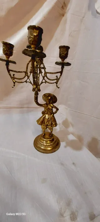 Candelabros de bronce con figuras