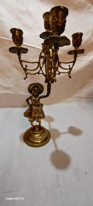 Candelabros de bronce con figuras