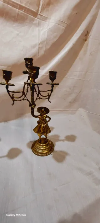 Candelabros de bronce con figuras