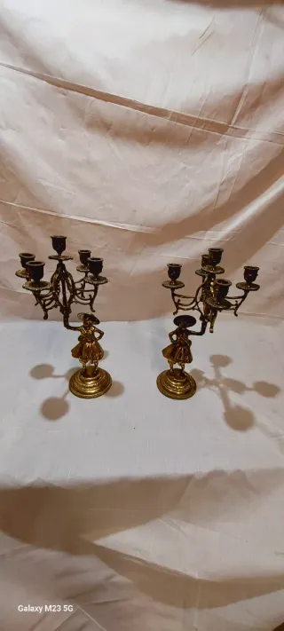 Candelabros de bronce con figuras
