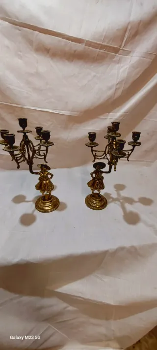 Candelabros de bronce con figuras
