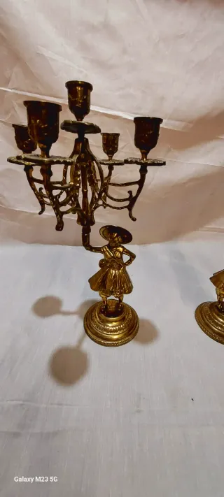 Candelabros de bronce con figuras