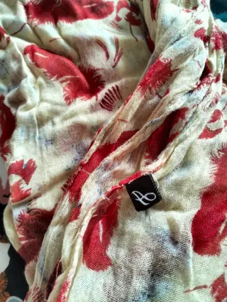 Fular estampado beige y rojo