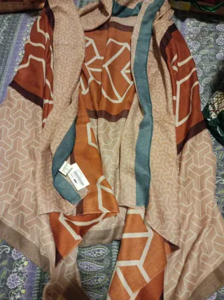 Pañuelo grande estampado geométrico