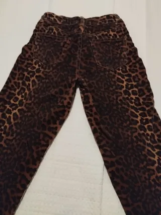 Pantalón vaquero estampado animal print