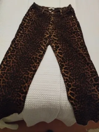 Pantalón vaquero estampado animal print