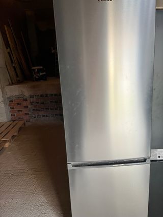 Nevera Inox edesa. Tiene un pequeño golpe