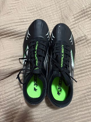 Zapatos de fútbol Joma negros y verdes