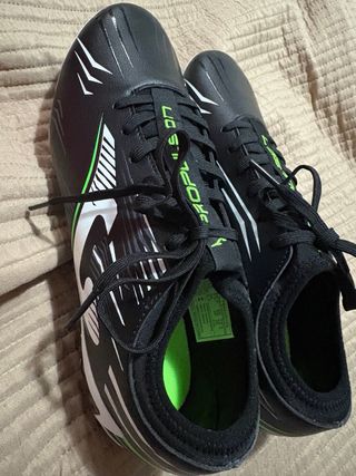Zapatos de fútbol Joma negros y verdes