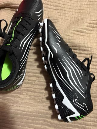 Zapatos de fútbol Joma negros y verdes