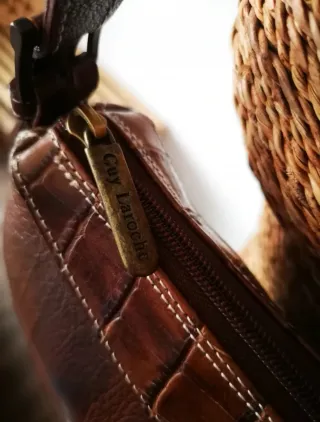 Bolso de hombro marrón