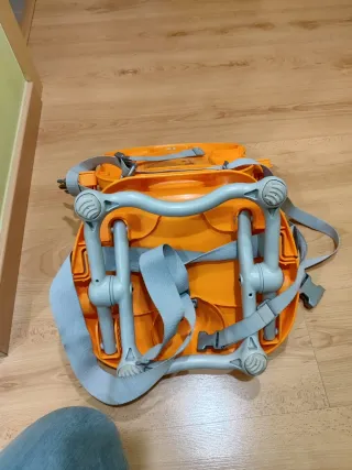 Trona portátil adaptable a cualquier silla naranja