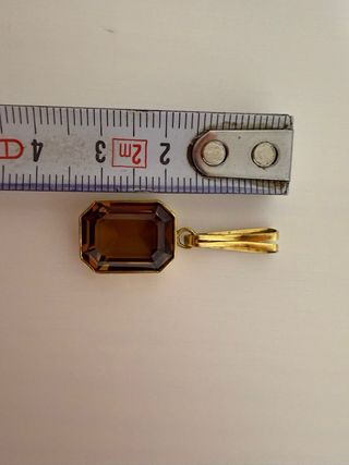 Colgante chapado en oro con piedra marrón
