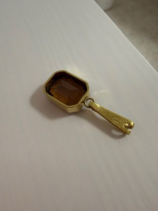 Colgante chapado en oro con piedra marrón