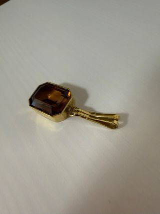 Colgante chapado en oro con piedra marrón