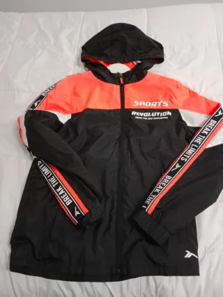 Cortavientos deportivo negro y naranja