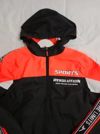 Cortavientos deportivo negro y naranja